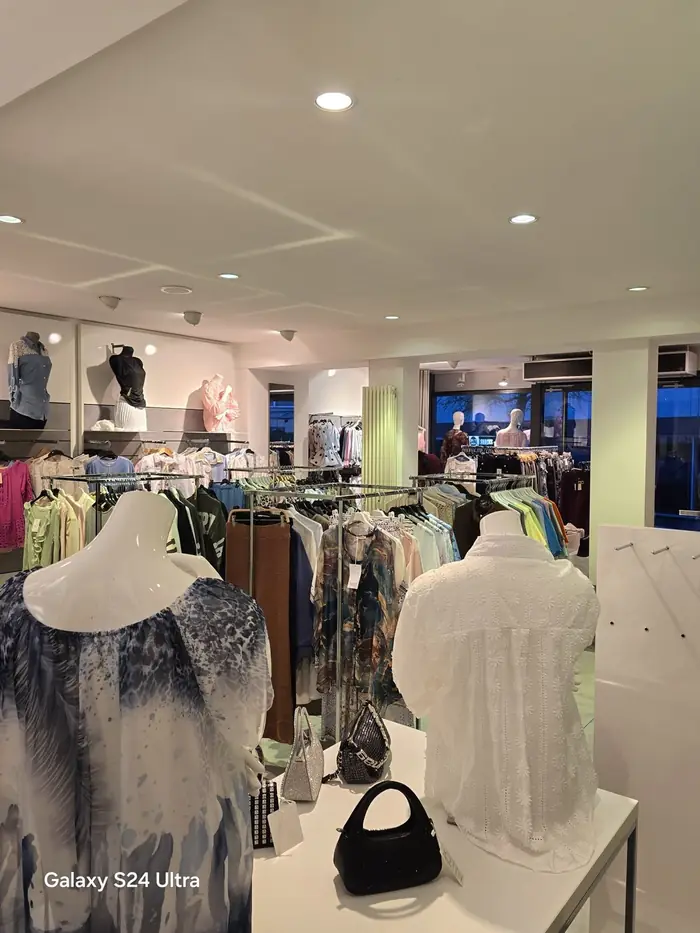 Modepräsentation mit Tasche im Laden