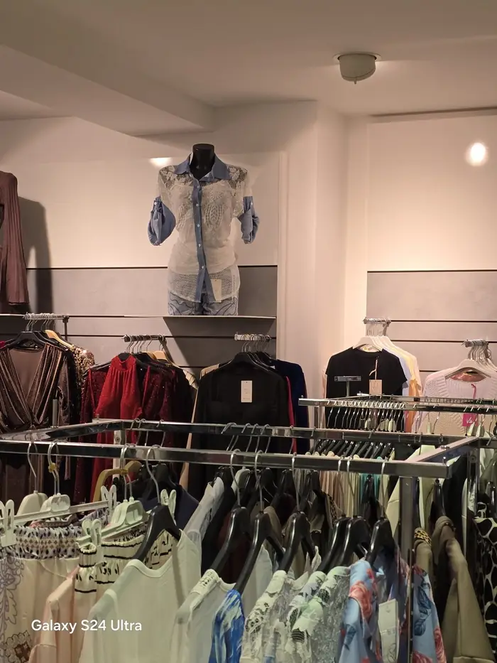 Sommerliche Damenmode im Geschäft